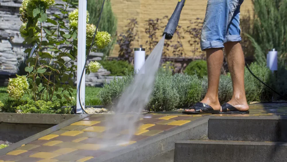 Reinigung der Terrasse mit einem Hochdruckreiniger mit 150 bar Arbeitsdruck.