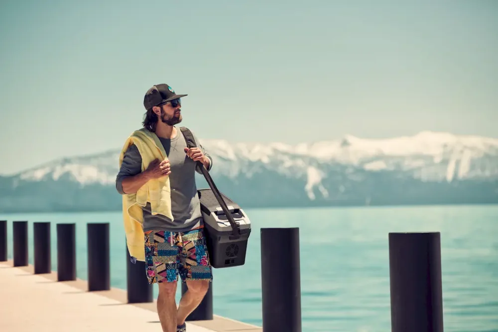 Tragbare elektrische Kühlbox auf einem Ausflug