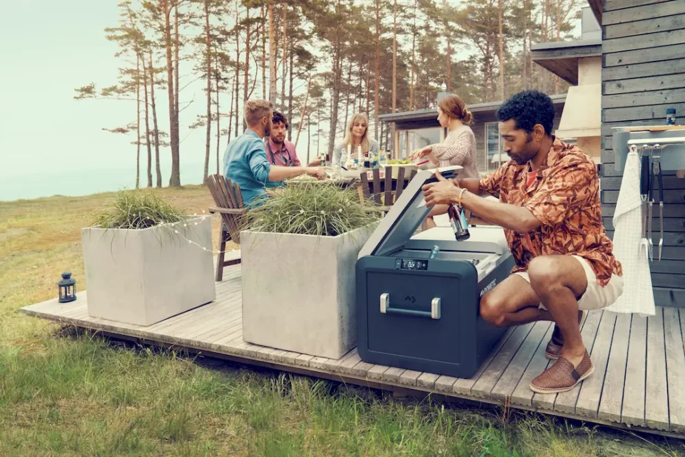 Kompressor-Kühlbox mit zwei Zonen auf einer Gartenparty