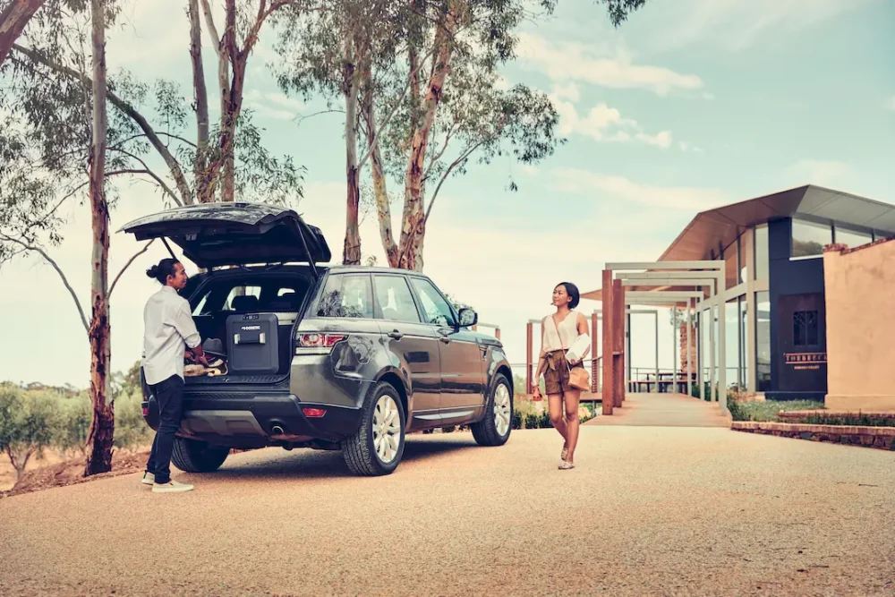 mobile Kühlbox mit 12 V im Kofferraum eines Autos